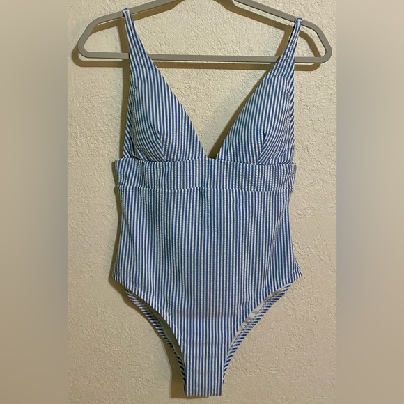 J. Crew Plunge V-neck one-piece in seersucker coastal preppy 6 - Picture 5 of 10